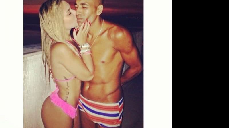 Imagem Emerson Sheik aparece em foto recebendo beijo de musa