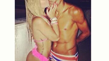 Imagem Emerson Sheik aparece em foto recebendo beijo de musa