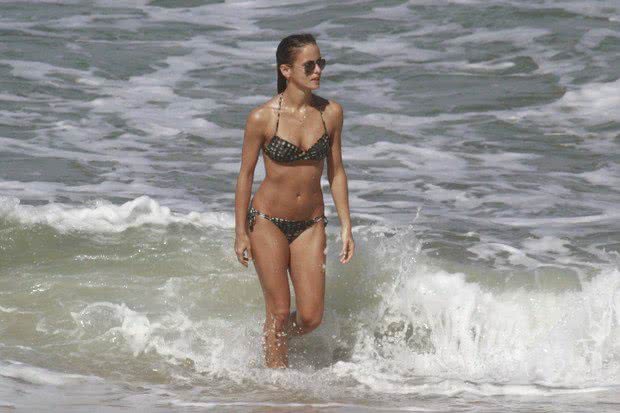 Imagem Fernanda de Freitas exibe bumbum perfeito em dia de praia no Rio 