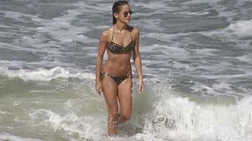Imagem Fernanda de Freitas exibe bumbum perfeito em dia de praia no Rio 
