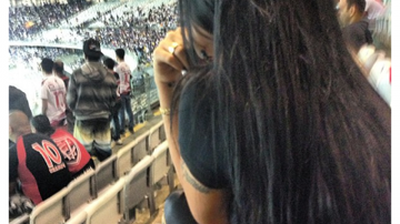 Imagem Victor Ramos nega, mas Kamyla Simioni assiste a jogo do Vitória