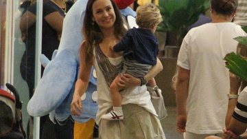 Imagem Gabriela Duarte é flagrada passeando com filho em shopping