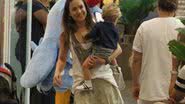 Imagem Gabriela Duarte é flagrada passeando com filho em shopping