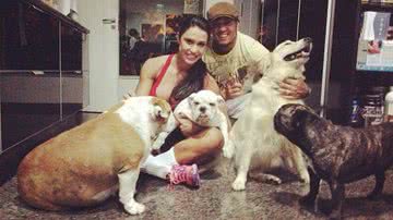 Imagem Gracyanne Barbosa posta foto com cachorro gordinho