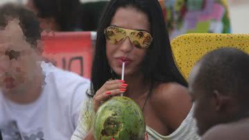 Imagem Gracyanne Barbosa chama atenção em praia do Rio. Veja fotos