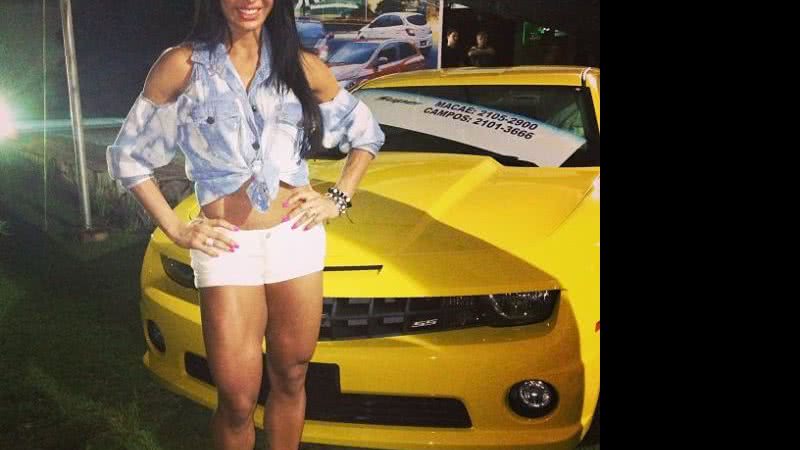 Imagem Gracyanne Barbosa exibe pernas musculosas