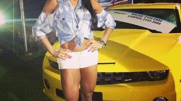 Imagem Gracyanne Barbosa exibe pernas musculosas