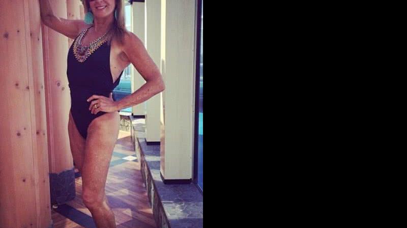 Imagem Aos 68 anos, Helô Pinheiro mostra boa forma e veste maiô cavado