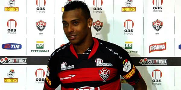 Imagem Em Salvador, atacante ex-Vitória pode acertar com o Bahia