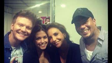 Imagem Michel Teló e Thais Fersoza tietam Ivete Sangalo
