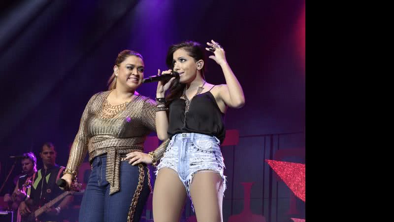 Imagem Ivete posa para foto e se cuida para não mostrar demais