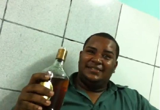 Imagem “Esse cara sou eu”: jovem bebe uma garrafa de conhaque e ganha aposta