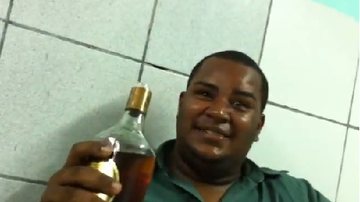 Imagem “Esse cara sou eu”: jovem bebe uma garrafa de conhaque e ganha aposta