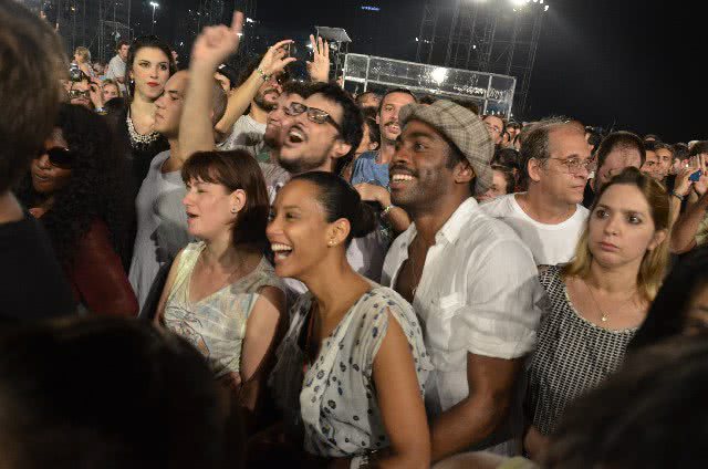 Imagem Lázaro Ramos e Tais Araújo curtem show de Gil abraçadinhos 