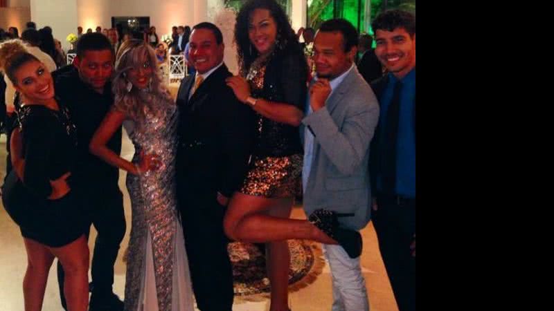 Imagem Com Xanddy e Carla como padrinhos, Rosiane Pinheiro se casa em Itapuã