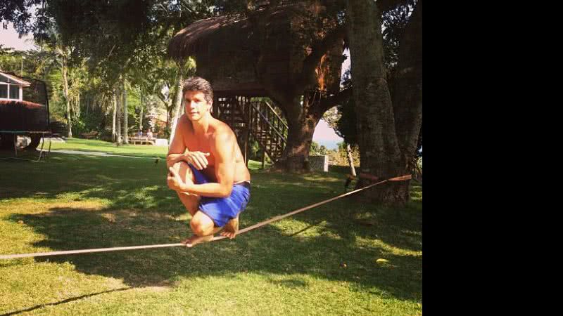 Imagem Márcio Garcia publica foto equilibrado em uma corda
