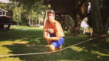 Imagem Márcio Garcia publica foto equilibrado em uma corda