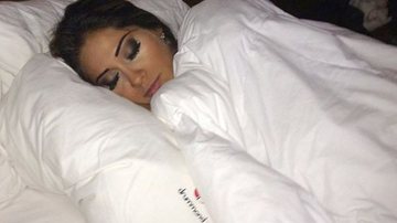 Imagem Mayra Cardi vira piada após foto dormindo com maquiagem