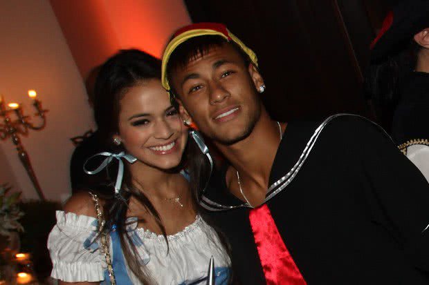 Imagem Bruna Marquezine e Neymar vão a festa fantasiados. Veja fotos