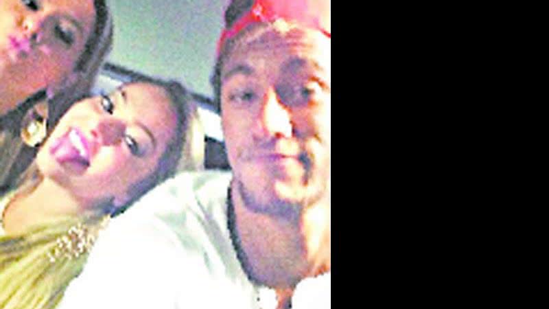 Imagem Após crise de ciúmes de Bruna, Neymar passa Réveillon com duas garotas