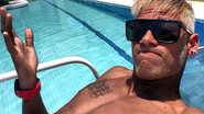 Imagem Neymar curte sol em piscina com seu nome