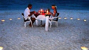 Imagem  Neymar posta foto de casal num jantar romântico na praia