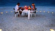 Imagem  Neymar posta foto de casal num jantar romântico na praia