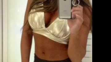 Imagem Nicole Bahls mostra barriguinha sarada e decote em foto