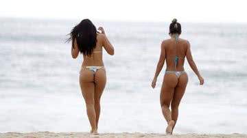 Imagem Com fio-dental, Gracielle Carvalho curte praia no Rio