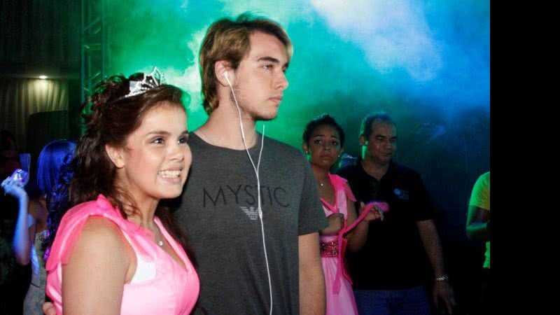 Imagem Com cara feia, filho de Eike participa de baile de debutantes