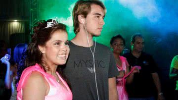 Imagem Com cara feia, filho de Eike participa de baile de debutantes