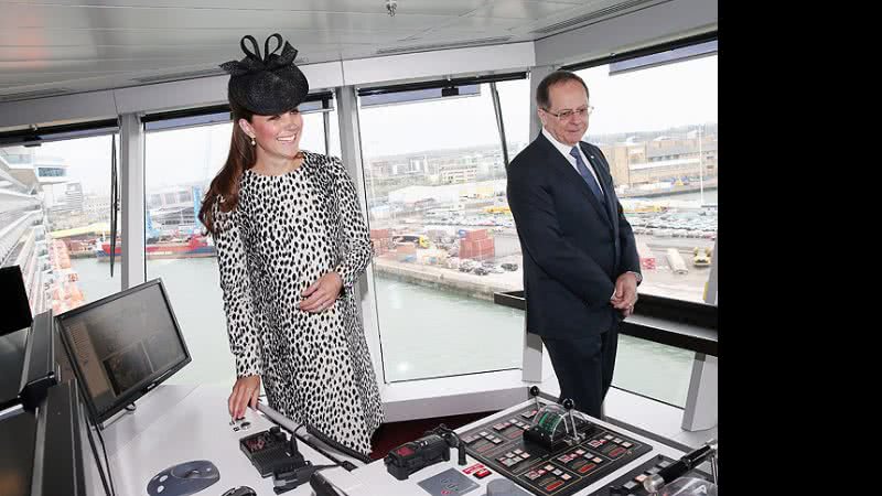 Imagem Aos 8 meses de gravidez, Kate Middleton inaugura navio 
