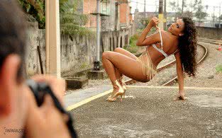 Imagem Rainha de bateria do Império Serrano faz fotos sensuais. Veja
