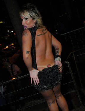 Imagem Sanrina Boing Boing mostra tatuagem no cóccix