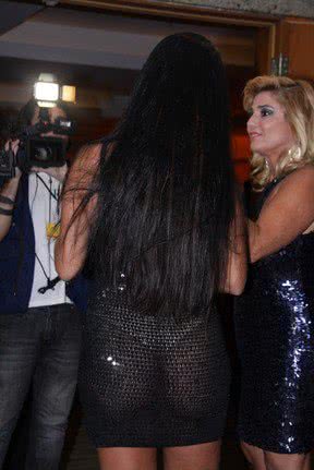Imagem Solange Gomes vai a evento com vestido transparente