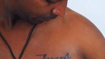 Imagem Paixão ou loucura? Fã tatua rosto de Leo Santana nas costas