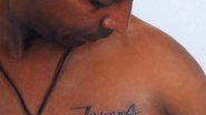 Imagem Paixão ou loucura? Fã tatua rosto de Leo Santana nas costas