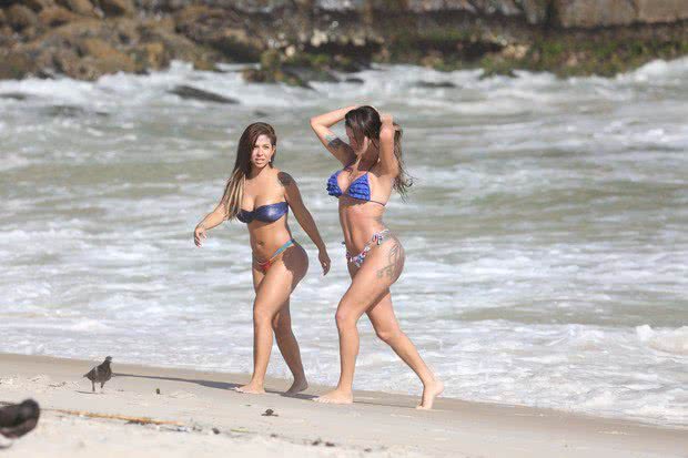 Imagem Transexual que diz ter namorado Romário beija mulher