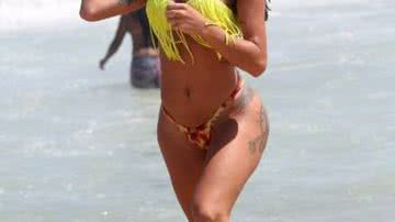 Imagem Transexual vista com Romário paga peitinho na praia