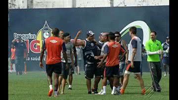 Imagem Torcedores invadem treino do Remo, soltam rojões e ameaçam jogadores