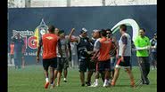Imagem Torcedores invadem treino do Remo, soltam rojões e ameaçam jogadores