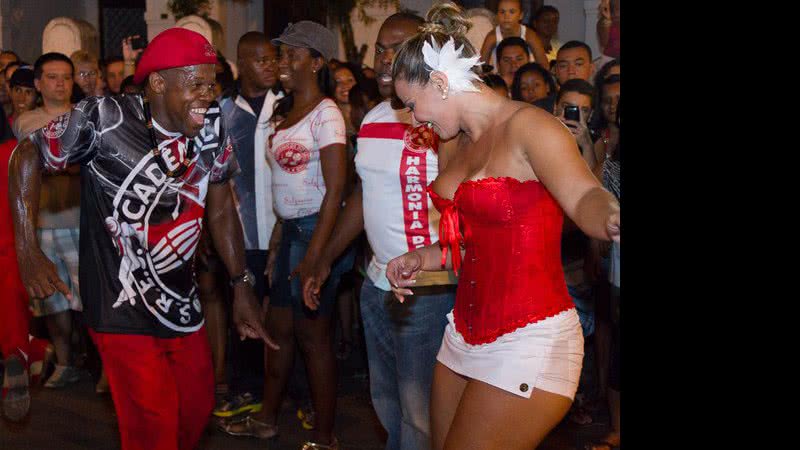 Imagem Viviane Araújo usa saia micro para sambar na rua