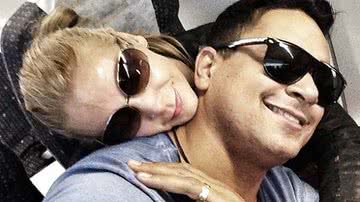 Imagem Xanddy publica foto agarradinho com Carla Perez