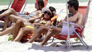 Imagem Nicole Bahls vai à praia com Diego Pombo 