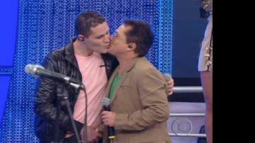Imagem Pedro Leonardo canta pela primeira vez após acidente  