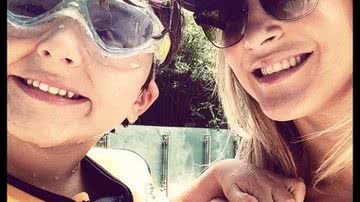 Imagem Fotos: Claudia Leitte mostra corpão de biquíni em dia de sol