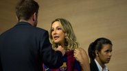 Imagem Claudia Leitte tenta posar com camisa do Barcelona e é repreendida pela Fifa