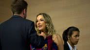 Imagem Claudia Leitte tenta posar com camisa do Barcelona e é repreendida pela Fifa
