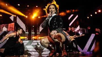 Imagem  Claudia Leitte vai até o chão, mostra um pouco mais e sensualiza em show