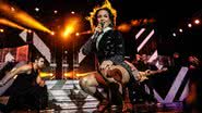Imagem  Claudia Leitte vai até o chão, mostra um pouco mais e sensualiza em show